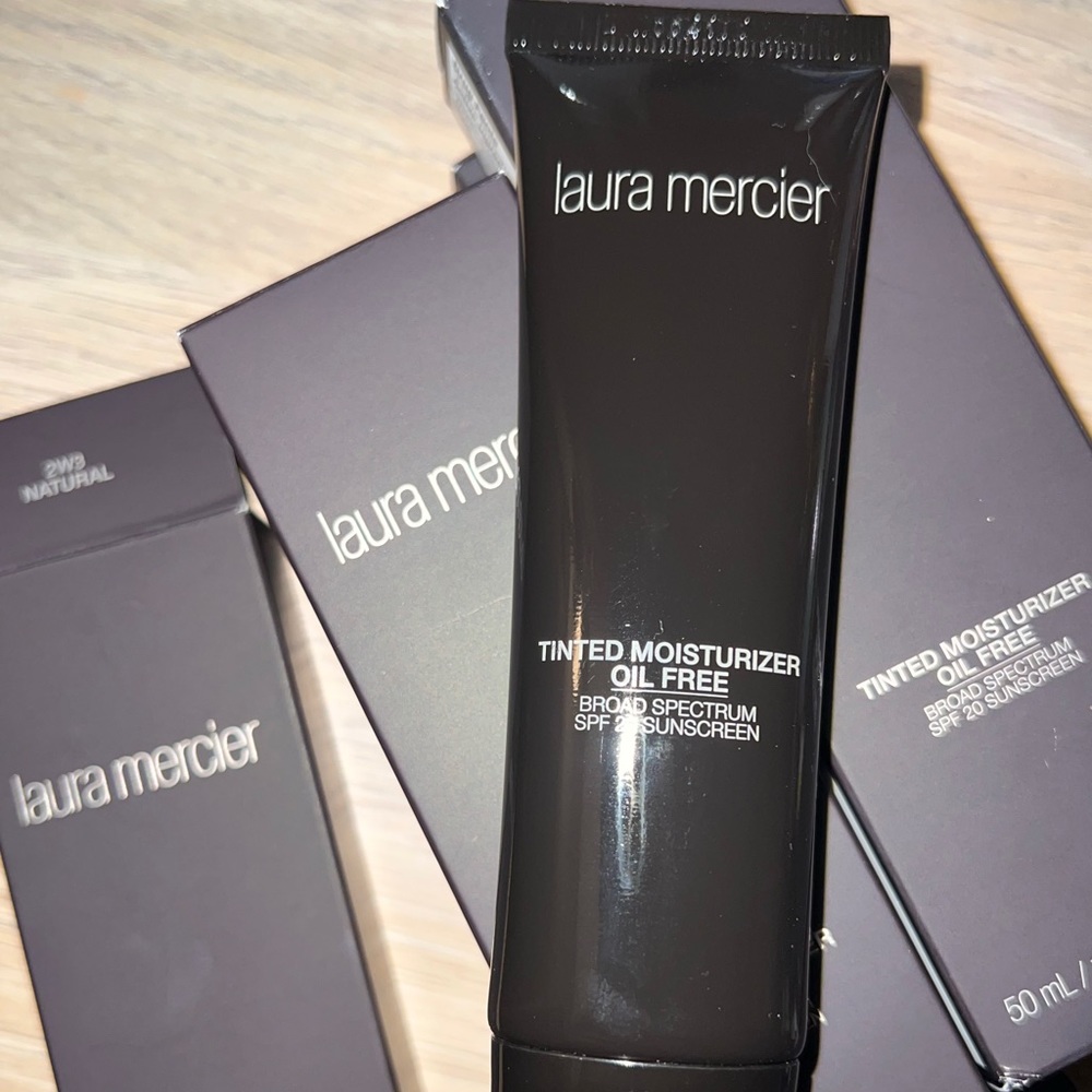 LAURA MERCIER Tinted Moisturizer Oil Free-Broad
Spectrum SPF 20 - 2W3 NATURAL - Picture 5 of 7